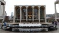 En esta foto del 12 de marzo del 2020, unas pocas personas en la Plaza Josie Robertson frente a la Ópera Metropolitana en el Lincoln Center de Nueva York. En esta foto del 12 de marzo del 2020, unas pocas personas en la Plaza Josie Robertson frente a la Ópera Metropolitana en el Lincoln Center de Nueva York.