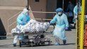 Personal de salud trasladan los cadáveres a un camión de refrigeración que sirve como morgue temporal en el Hospital Wyckoff en el distrito de Brooklyn, el 6 de abril de 2020 en Nueva York. Personal de salud trasladan los cadáveres a un camión de refrigeración que sirve como morgue temporal en el Hospital Wyckoff en el distrito de Brooklyn, el 6 de abril de 2020 en Nueva York.