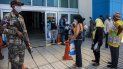 Las personas usan mascarillas pero no guardan la distancia social recomendada como medida preventiva contra la propagación del nuevo coronavirus, COVID-19. Los ciudadanos hacen cola en una calle de Santo Domingo, en República Dominicana, el 3 de abril de 2020. Las personas usan mascarillas pero no guardan la distancia social recomendada como medida preventiva contra la propagación del nuevo coronavirus, COVID-19. Los ciudadanos hacen cola en una calle de Santo Domingo, en República Dominicana, el 3 de abril de 2020.