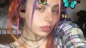 Charlotte Emma Aitchison, más conocida como Charli XCX, es una cantante y compositora inglesa que comenzó a dar sus primeros pasos en la música pop en 2008. Charlotte Emma Aitchison, más conocida como Charli XCX, es una cantante y compositora inglesa que comenzó a dar sus primeros pasos en la música pop en 2008.