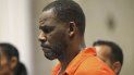 En esta foto del 19 de septiembre de 2019, El cantante R. Kelly durante una audiencia en la corte penal de Leighton en Chicago. En esta foto del 19 de septiembre de 2019, El cantante R. Kelly durante una audiencia en la corte penal de Leighton en Chicago.