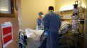 Una enfermera y un médico atienden a un paciente intubado y sedado infectado con COVID-19 en la unidad de cuidados intensivos en el hospital privado Peupliers, en París, el 7 de abril de 2020. Es el día 22 de un estricto encierro en Francia destinado a frenar la propagación del coronavirus. Una enfermera y un médico atienden a un paciente intubado y sedado infectado con COVID-19 en la unidad de cuidados intensivos en el hospital privado Peupliers, en París, el 7 de abril de 2020. Es el día 22 de un estricto encierro en Francia destinado a frenar la propagación del coronavirus.