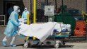 Personal médico traslada los cuerpos a un camión de refrigeración que sirve como depósito temporal de cadáveres en el Hospital Wyckoff en Brooklyn, Nueva York, el 6 de abril de 2020. Personal médico traslada los cuerpos a un camión de refrigeración que sirve como depósito temporal de cadáveres en el Hospital Wyckoff en Brooklyn, Nueva York, el 6 de abril de 2020.