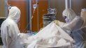 En esta imagen de archivo, tomada el 25 de marzo de 2020, personal médico atienden a un paciente en una unidad de cuidados intensivos de la clínica Casalpalocco para el COVID-19, en las afueras de Roma. En esta imagen de archivo, tomada el 25 de marzo de 2020, personal médico atienden a un paciente en una unidad de cuidados intensivos de la clínica Casalpalocco para el COVID-19, en las afueras de Roma.