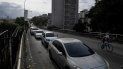 Una fila interminable de autos espera para abastecerse de combustible en una de las calles de Caracas, Venezuela, el 7 de abril de 2020. Una fila interminable de autos espera para abastecerse de combustible en una de las calles de Caracas, Venezuela, el 7 de abril de 2020.