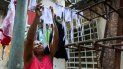 Después de lavar una mujer pone a secar al sol máscarillas faciales que hizo para distribuir entre sus vecinos con el fin de protegerse contra el coronavirus, en el barrio El Vedado en La Habana Después de lavar una mujer pone a secar al sol máscarillas faciales que hizo para distribuir entre sus vecinos con el fin de protegerse contra el coronavirus, en el barrio El Vedado en La Habana