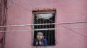 Un niño mira por la ventana de su casa en el barrio viejo de Nueva Delhi, India, 27 de marzo de 2020. Oxfan dijo el jueves 9 de abril de 2020 que el impacto económico de la pandemia de coronavirus podría arrojar a 500 millones de personas a la pobreza en el mundo. Un niño mira por la ventana de su casa en el barrio viejo de Nueva Delhi, India, 27 de marzo de 2020. Oxfan dijo el jueves 9 de abril de 2020 que el impacto económico de la pandemia de coronavirus podría arrojar a 500 millones de personas a la pobreza en el mundo.