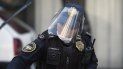 Una oficial de la Policía en México usa una máscara mientras investiga un caso, el 8 de abril de 2020. Una oficial de la Policía en México usa una máscara mientras investiga un caso, el 8 de abril de 2020.