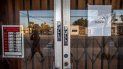 Vista de un cartel de cierre temporal por la pandemia de coronavirus en una galería de arte en California, el 1ro de abril de 2020. Vista de un cartel de cierre temporal por la pandemia de coronavirus en una galería de arte en California, el 1ro de abril de 2020.