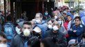 Cientos de personas usando máscaras para protegerse del coronavirus COVID-19 hacen fila en Santiago de Chile, mientras esperan un seguro de empleo para los afectados por la pandemia. Cientos de personas usando máscaras para protegerse del coronavirus COVID-19 hacen fila en Santiago de Chile, mientras esperan un seguro de empleo para los afectados por la pandemia.