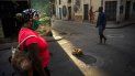 Una mujer camina con una mascarilla para protegerse del coronavirus, en La Habana, Cuba, el martes 31 de marzo de 2020. Una mujer camina con una mascarilla para protegerse del coronavirus, en La Habana, Cuba, el martes 31 de marzo de 2020.