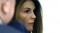 En esta foto del 27 de agosto de 2019, Lori Loughlin entra por la puerta trasera a una corte federal en Boston para una audiencia en el caso de sobornos a universidades estadounidenses. En esta foto del 27 de agosto de 2019, Lori Loughlin entra por la puerta trasera a una corte federal en Boston para una audiencia en el caso de sobornos a universidades estadounidenses.