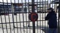 Un hombre mira hacia el interior del Progressive Field, casa de los Indios de Cleveland, el 26 de marzo de 2020, en Cleveland. Un hombre mira hacia el interior del Progressive Field, casa de los Indios de Cleveland, el 26 de marzo de 2020, en Cleveland.