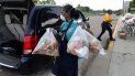 Cami Cobbin, supervisora de la primaria Thelma Richardson, entrega bolsas de alimentos en Dallas, Texas, el jueves 9 de abril de 2020. Cami Cobbin, supervisora de la primaria Thelma Richardson, entrega bolsas de alimentos en Dallas, Texas, el jueves 9 de abril de 2020.