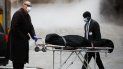 Estados Unidos registra más de 16.000 muertos por coronavirus. El director de una funeraria porta equipo de protección por preocupaciones relacionadas con el COVID-19 mientras recoge un cuerpo en The Brooklyn Hospital Center, el jueves 9 de abril de 2020, en Nueva York. Estados Unidos registra más de 16.000 muertos por coronavirus. El director de una funeraria porta equipo de protección por preocupaciones relacionadas con el COVID-19 mientras recoge un cuerpo en The Brooklyn Hospital Center, el jueves 9 de abril de 2020, en Nueva York.