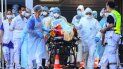 Trabajadores de la salud trasladan de un tren de alta velocidad hacia un hospital a un paciente infectado con el COVID-19, París, Francia. Trabajadores de la salud trasladan de un tren de alta velocidad hacia un hospital a un paciente infectado con el COVID-19, París, Francia.