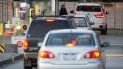 Un oficial de la Agencia de Servicios Fronterizos de Canadá inspecciona un vehículo que ingresa a territorio canadiense en el cruce fronterizo Peace Arch, en Surrey, Columbia Británica, el viernes 20 de marzo de 2020. Un oficial de la Agencia de Servicios Fronterizos de Canadá inspecciona un vehículo que ingresa a territorio canadiense en el cruce fronterizo Peace Arch, en Surrey, Columbia Británica, el viernes 20 de marzo de 2020.
