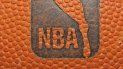 El logo de la NBA en una pelota de basquetbol. El logo de la NBA en una pelota de basquetbol.