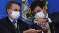 El ahora exministro de salud de Brasil Luiz Henrique Mandetta, derecha, aplica desinfectante en las manos al presidente Jair Bolsonaro durante una conferencia de prensa en el Palacio Presidencial de Planalto en Brasilia, el 18 de marzo del 2020. El ahora exministro de salud de Brasil Luiz Henrique Mandetta, derecha, aplica desinfectante en las manos al presidente Jair Bolsonaro durante una conferencia de prensa en el Palacio Presidencial de Planalto en Brasilia, el 18 de marzo del 2020.