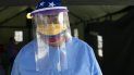 Con una mascarilla decorada con los colores de la bandera venezolana y una careta, la directora de hospital, doctora Zaira Medina, está parada en una carpa montada a la entrada del hospital Ana Francisca Pérez de León mientras supervisa la aplicación de las pruebas rápidas para coronavirus en Caracas, Venezuela, el miércoles 15 de abril de 2020. Con una mascarilla decorada con los colores de la bandera venezolana y una careta, la directora de hospital, doctora Zaira Medina, está parada en una carpa montada a la entrada del hospital Ana Francisca Pérez de León mientras supervisa la aplicación de las pruebas rápidas para coronavirus en Caracas, Venezuela, el miércoles 15 de abril de 2020.