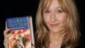 En esta fotografía de archivo del 15 de julio de 2005 J.K. Rowling con una copia de su libro Harry Potter and the Half-Blood Prince en el Castillo de Edimburgo, en Escocia. En esta fotografía de archivo del 15 de julio de 2005 J.K. Rowling con una copia de su libro Harry Potter and the Half-Blood Prince en el Castillo de Edimburgo, en Escocia.