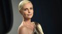 La actriz sudafricana Charlize Theron posa en la pasada edición de la fiesta anual que ofrece la revista Vanity Fair con motivo de los premios Oscar. La actriz sudafricana Charlize Theron posa en la pasada edición de la fiesta anual que ofrece la revista Vanity Fair con motivo de los premios Oscar.