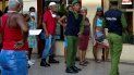 Efectivos de la policía del régimen cubano intentan controlar las filas y el cumplimiento de las medidas de protección frente al riesgo de contagio de COVID-19. Efectivos de la policía del régimen cubano intentan controlar las filas y el cumplimiento de las medidas de protección frente al riesgo de contagio de COVID-19.