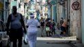 Los cubanos, obligados a salir a las calles a buscar qué comer, no siempre utilizan mascarillas para protegerse del COVID-19. Los cubanos, obligados a salir a las calles a buscar qué comer, no siempre utilizan mascarillas para protegerse del COVID-19.