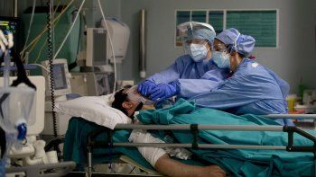 En esta imagen de archivo del 16 de abril de 2020, personal médico atendiendo a un paciente durante la epidemia de coronavirus, en el hospital San Carlo en Milán, Italia. En esta imagen de archivo del 16 de abril de 2020, personal médico atendiendo a un paciente durante la epidemia de coronavirus, en el hospital San Carlo en Milán, Italia.