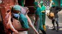 Trabajadores provistos de mascarillas entregan carne en tiendas en La Habana, Cuba, el miércoles 1 de abril de 2020. Trabajadores provistos de mascarillas entregan carne en tiendas en La Habana, Cuba, el miércoles 1 de abril de 2020.