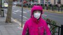 Mujer camina por las calles con un tapabocas como medida de protección por el coronavirus Mujer camina por las calles con un tapabocas como medida de protección por el coronavirus