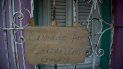 Un cartel de Cerrado por coronavirus COVID-19 cuelga de la puerta de rejas de un negocio en La Habana, Cuba, el viernes 24 de abril de 2020. Un cartel de Cerrado por coronavirus COVID-19 cuelga de la puerta de rejas de un negocio en La Habana, Cuba, el viernes 24 de abril de 2020.