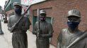 La foto del 17 de abril de 2020 muestra, de izquierda a derecha, las estatuas de Ted Williams, Bobby Doerr y Johnny Pesky, con mascarillas, frente al Fenway Park de Boston La foto del 17 de abril de 2020 muestra, de izquierda a derecha, las estatuas de Ted Williams, Bobby Doerr y Johnny Pesky, con mascarillas, frente al Fenway Park de Boston