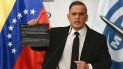 El fiscal del régimen de Nicolás Maduro, Tarek William Saab, sostiene una imagen de unos tuits durante una conferencia de prensa el lunes 4 de mayo de 2020 sobre lo que el gobierno dice fue un intento fallido de invasión el fin de semana con el que se pretendía derrocar al presidente Nicolás Maduro, en Caracas, Venezuela. El fiscal del régimen de Nicolás Maduro, Tarek William Saab, sostiene una imagen de unos tuits durante una conferencia de prensa el lunes 4 de mayo de 2020 sobre lo que el gobierno dice fue un intento fallido de invasión el fin de semana con el que se pretendía derrocar al presidente Nicolás Maduro, en Caracas, Venezuela.