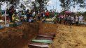 En esta imagen, tomada el 21 de abril de 2020, familiares asisten a un entierro múltiple en el cementerio Nossa Senhora Aparecida, en Manaos, en el estado de Amazonas, Brasil. El cementerio realiza entierros en fosas comunes ante el elevado número de decesos por el COVID-19, dijo un funcionario. En esta imagen, tomada el 21 de abril de 2020, familiares asisten a un entierro múltiple en el cementerio Nossa Senhora Aparecida, en Manaos, en el estado de Amazonas, Brasil. El cementerio realiza entierros en fosas comunes ante el elevado número de decesos por el COVID-19, dijo un funcionario.