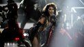 Alejandra Guzmán canta Más buena en los Latin American Music Awards en Los Angeles. Alejandra Guzmán canta Más buena en los Latin American Music Awards en Los Angeles.