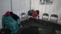 Gente duerme en sillas bajo una carpa establecida en la banqueta afuera de un hospital donde esperan noticias de sus seres queridos en Iztapalapa, Ciudad de México, el jueves 7 de mayo de 2020. Gente duerme en sillas bajo una carpa establecida en la banqueta afuera de un hospital donde esperan noticias de sus seres queridos en Iztapalapa, Ciudad de México, el jueves 7 de mayo de 2020.