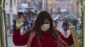 Una mujer camina a través de un túnel que rocía desinfectante durante la cuarentena que restringe a los residentes a realizar compras esenciales por las mañanas en un intento por contener la propagación del nuevo coronavirus en La Paz, Bolivia, el lunes 4 de mayo de 2020. Una mujer camina a través de un túnel que rocía desinfectante durante la cuarentena que restringe a los residentes a realizar compras esenciales por las mañanas en un intento por contener la propagación del nuevo coronavirus en La Paz, Bolivia, el lunes 4 de mayo de 2020.