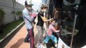 En esta imagen del 30 de abril de 2020, migrantes venezolanos suben a un autobús con destino a la frontera venezolana, en medio de la pandemia del nuevo coronavirus, en Bogotá, Colombia. En esta imagen del 30 de abril de 2020, migrantes venezolanos suben a un autobús con destino a la frontera venezolana, en medio de la pandemia del nuevo coronavirus, en Bogotá, Colombia.