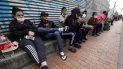 Migrantes venezolanos esperando a los autobuses que les llevarán a la frontera venezolana, en Bogotá, Colombia. Los migrantes quieren regresar a su país porque dicen que no pudieron encontrar trabajo por el cierre de negocios ordenado en Colombia para combatir el coronavirus. Imagen del 30 de abril de 2020, Migrantes venezolanos esperando a los autobuses que les llevarán a la frontera venezolana, en Bogotá, Colombia. Los migrantes quieren regresar a su país porque dicen que no pudieron encontrar trabajo por el cierre de negocios ordenado en Colombia para combatir el coronavirus. Imagen del 30 de abril de 2020,