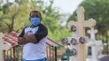 Un hombre con mascarilla asiste a un entierro en el cementerio Central de Managua, Nicaragua, el 11 de mayo de 2020. El régimen de Daniel Ortega se ha resistido a imponer medidas de control contra el COVID-19, la enfermedad provocada por el coronavirus. Ahora, médicos y familiares de las víctimas dicen que el gobierno ha pasado de negar la presencia de la enfermedad en el país a tratar activamente de ocultar su propagación. Un hombre con mascarilla asiste a un entierro en el cementerio Central de Managua, Nicaragua, el 11 de mayo de 2020. El régimen de Daniel Ortega se ha resistido a imponer medidas de control contra el COVID-19, la enfermedad provocada por el coronavirus. Ahora, médicos y familiares de las víctimas dicen que el gobierno ha pasado de negar la presencia de la enfermedad en el país a tratar activamente de ocultar su propagación.