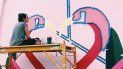 Elena, mientras laboraba en su mural Flamingo, en Wynwood. Elena, mientras laboraba en su mural Flamingo, en Wynwood.
