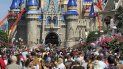 En esta foto del 12 de marzo, una multitud frente al Castillo de la Cenicienta en Magic Kingdom, en Walt Disney World, en Lake Buena Vista, Florida. En esta foto del 12 de marzo, una multitud frente al Castillo de la Cenicienta en Magic Kingdom, en Walt Disney World, en Lake Buena Vista, Florida.