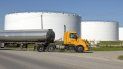 Un camión entra a un depósito de combustible en Texas. Un camión entra a un depósito de combustible en Texas.