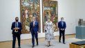 El rey Philippe de Bélgica, centro izquierda, y la reina Mathilde de Bélgica, centro derecha, usan máscaras faciales para evitar la propagación del coronavirus, mientras visitan el Museo Real de Bellas Artes, uno de los museos en Bruselas, el martes 19 de mayo de 2020. El rey Philippe de Bélgica, centro izquierda, y la reina Mathilde de Bélgica, centro derecha, usan máscaras faciales para evitar la propagación del coronavirus, mientras visitan el Museo Real de Bellas Artes, uno de los museos en Bruselas, el martes 19 de mayo de 2020.
