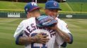 El cantante puertorriqueño se graduó con honores en el diamante, pero entonces le lanzó un reto al torpedero de los Cubs: “Te voy a llevar después a tarima para que cantes”. O sea, no se sorprendan que esta historia tenga una segunda parte. El cantante puertorriqueño se graduó con honores en el diamante, pero entonces le lanzó un reto al torpedero de los Cubs: “Te voy a llevar después a tarima para que cantes”. O sea, no se sorprendan que esta historia tenga una segunda parte.