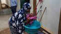 Una mujer carga a un niño con desnutrición en Somalia. Una mujer carga a un niño con desnutrición en Somalia.