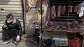 En esta foto del viernes, 3 de abril del 2020, un vendedor espera como clientes en un estante cerca de un mercado aún parcialmente cerrado por el brote de coronavirus en Wuhan, en el centro de China. En esta foto del viernes, 3 de abril del 2020, un vendedor espera como clientes en un estante cerca de un mercado aún parcialmente cerrado por el brote de coronavirus en Wuhan, en el centro de China.
