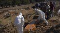 Empleados de un cementerio con trajes especiales para protegerse del coronavirus entierran el miércoles 20 de mayo de 2020 a Amanda da Silva, de 22 años, que falleció de COVID-19, en el cementerio de Caju, en Río de Janeiro. Empleados de un cementerio con trajes especiales para protegerse del coronavirus entierran el miércoles 20 de mayo de 2020 a Amanda da Silva, de 22 años, que falleció de COVID-19, en el cementerio de Caju, en Río de Janeiro.