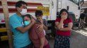 Familiares lloran mientras observan como operarios de la funeraria Piedrangel retiran el cuerpo de un pariente que se cree que murió a causa del nuevo coronavirus, en Lima, Perú, el 11 de mayo de 2020. Pese a las estrictas medidas para controlar el virus, Perú es uno de los países más afectados por la pandemia. Familiares lloran mientras observan como operarios de la funeraria Piedrangel retiran el cuerpo de un pariente que se cree que murió a causa del nuevo coronavirus, en Lima, Perú, el 11 de mayo de 2020. Pese a las estrictas medidas para controlar el virus, Perú es uno de los países más afectados por la pandemia.